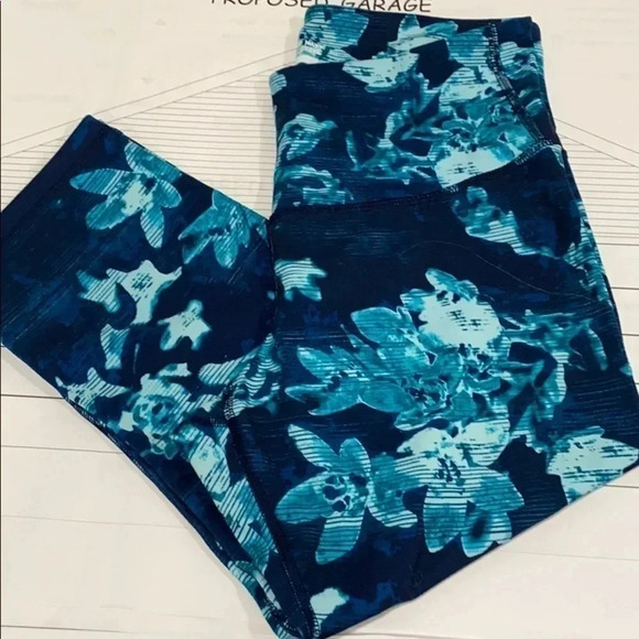 Old Navy Active Capri pants - Picture 1 of 6